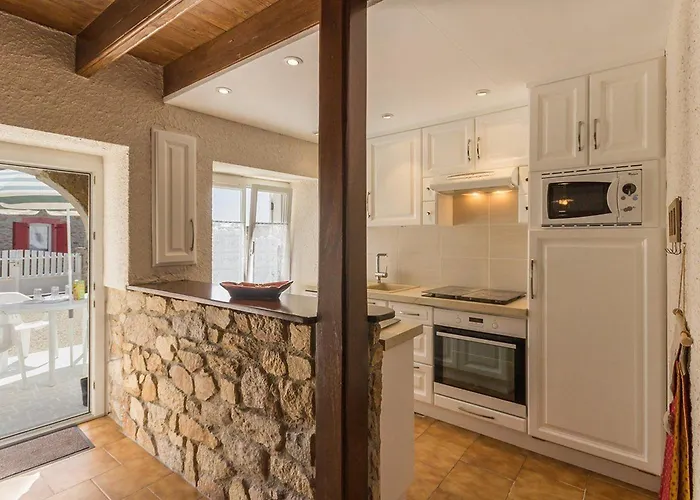 Vakantiehuis Maison Renovee Typique, Calme, Proche Mer, 2 Cours Fermees, Cheminee Et Equipements Pour Enfants. - Fr-1-306-836